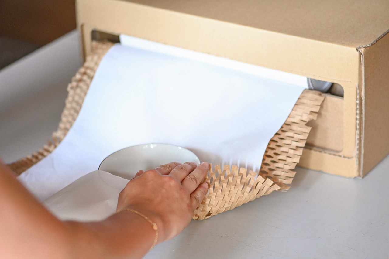 Einfach verpacken – Wabenpapier polstert zuverlässig, das integrierte Seidenpapier schützt empfindliche Oberflächen.
