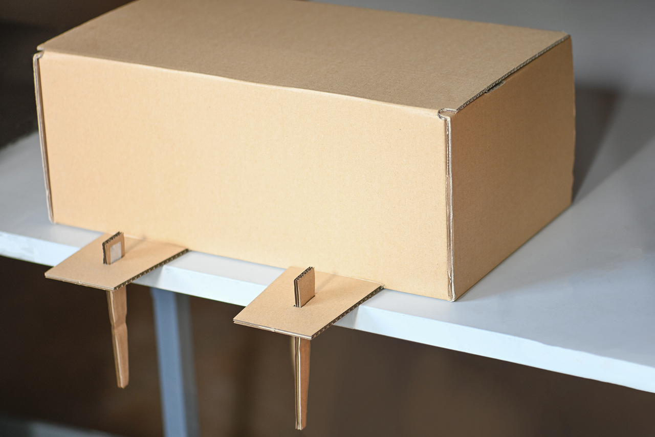 Die flexible Haltevorrichtung ermöglicht die schnelle und flexible Montage an jedem Packtisch – ganz nach Ihren Wünschen.
