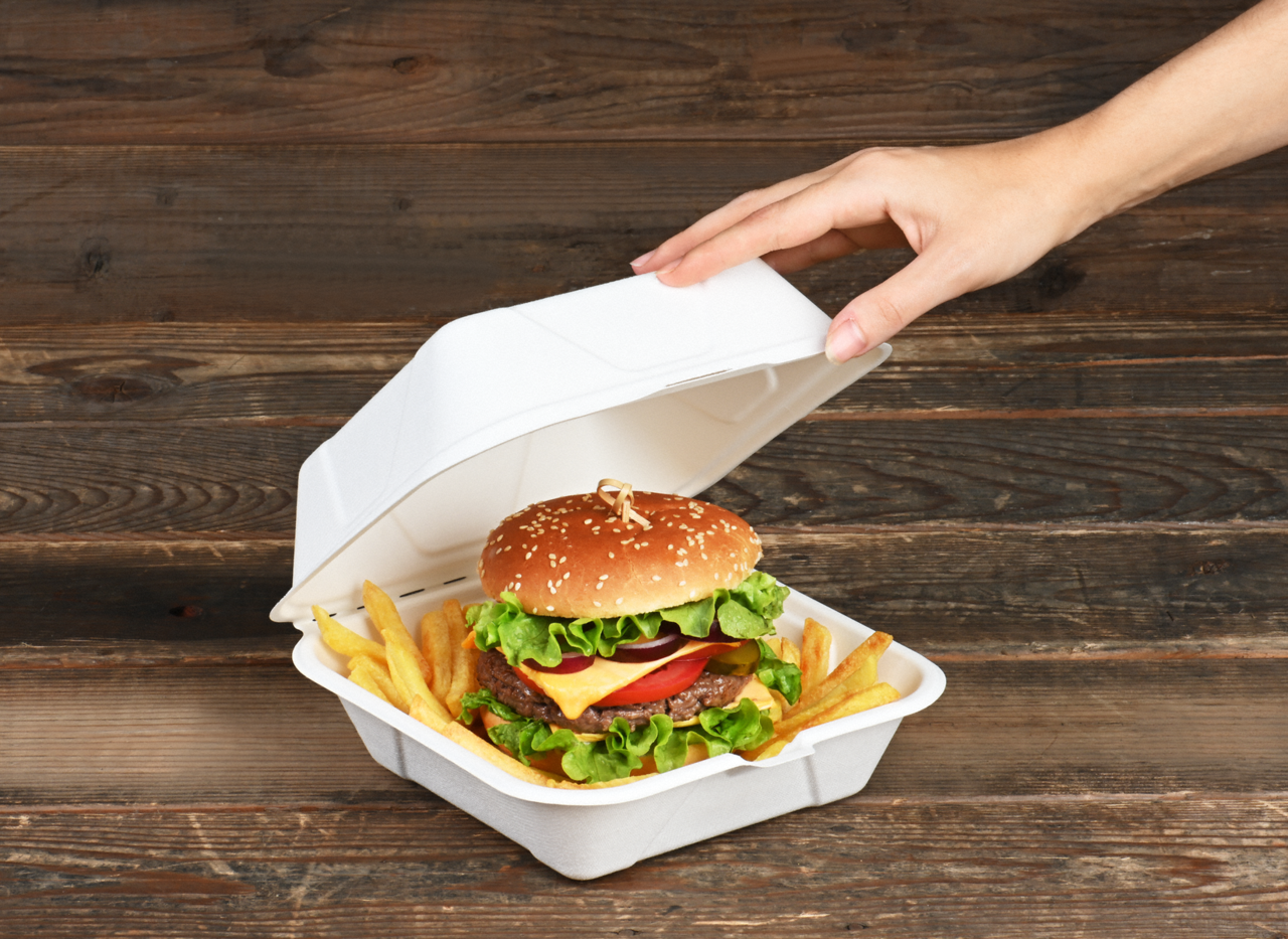die Take-away-Box aus Bagasse lässt sich von Ihren Kunden durch den praktischen anhängenden Klappdeckel einfach öffnen und verschließen