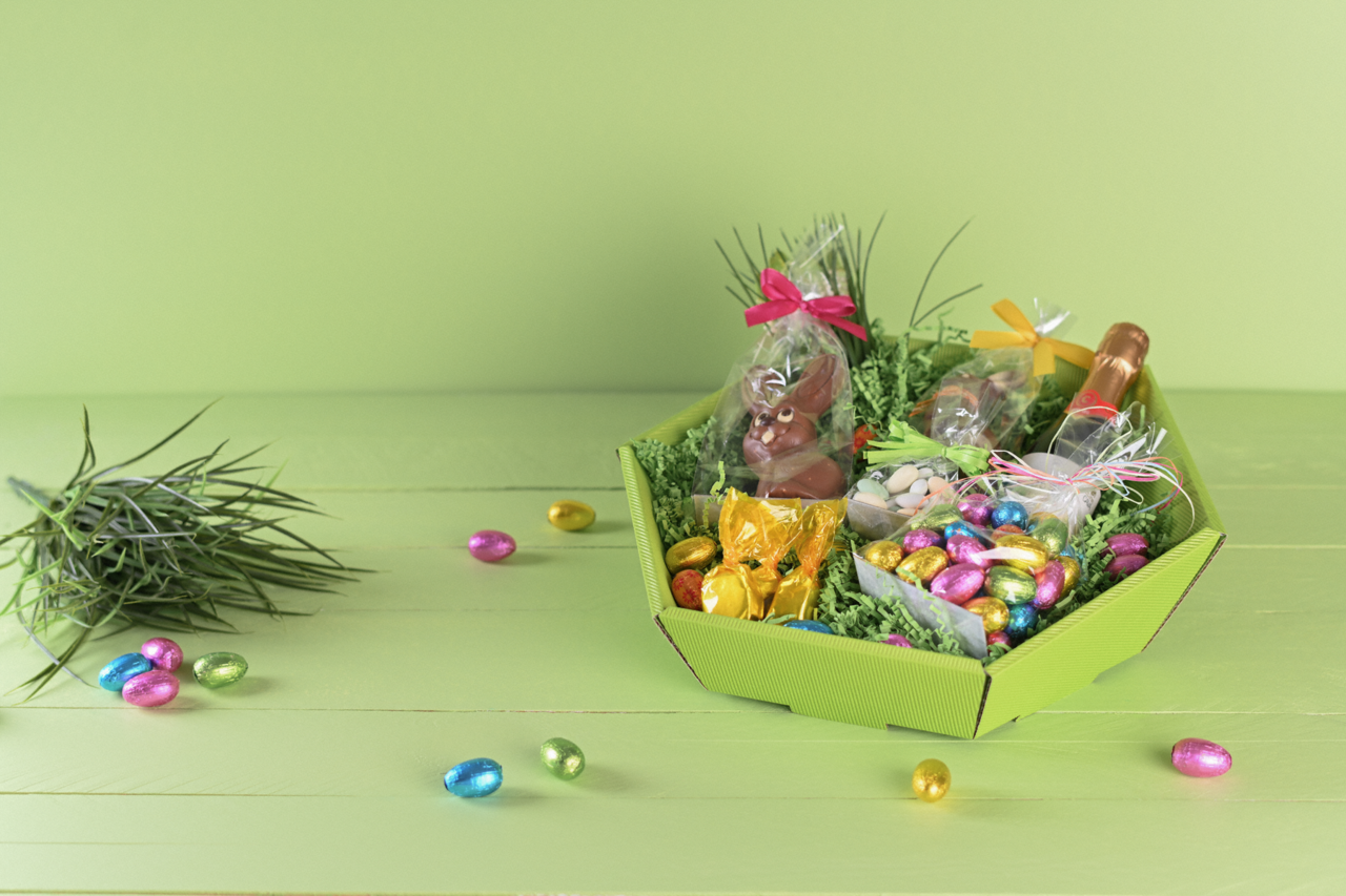 mit passendem Füllmaterial wird der leere Geschenkkorb zur geeigneten Geschenkverpackung