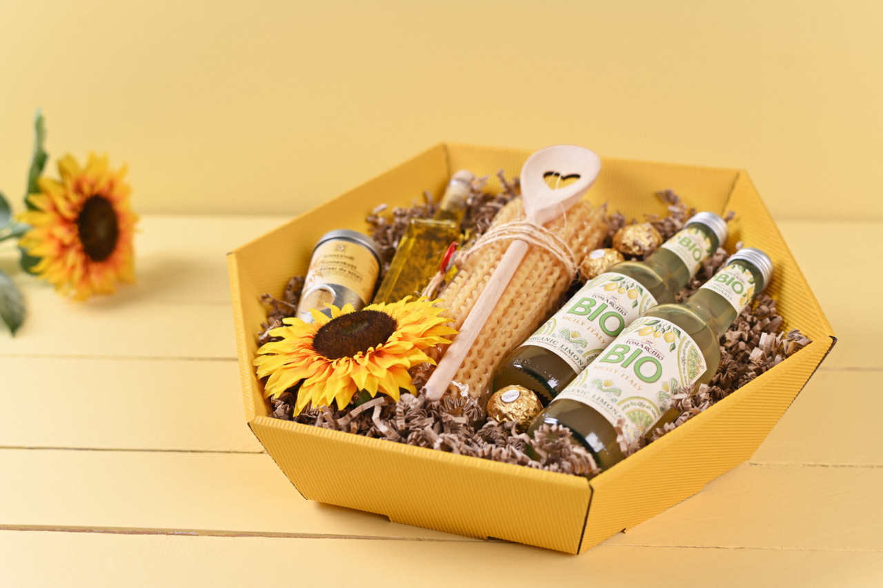 … oder Saison – legen Sie dafür Präsente und Deko in den stabilen Geschenkkorb 
