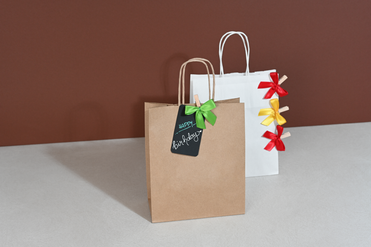 Tragetasche aus Kraftpapier mit gedrehter Kordel