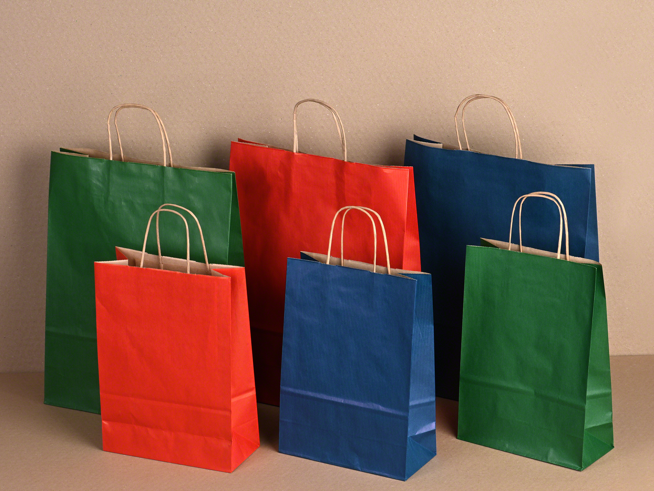 Papiertragetaschen in verschiedenen Größen und Farben wie dunklem Rot, Blau sowie Grün erhältlich