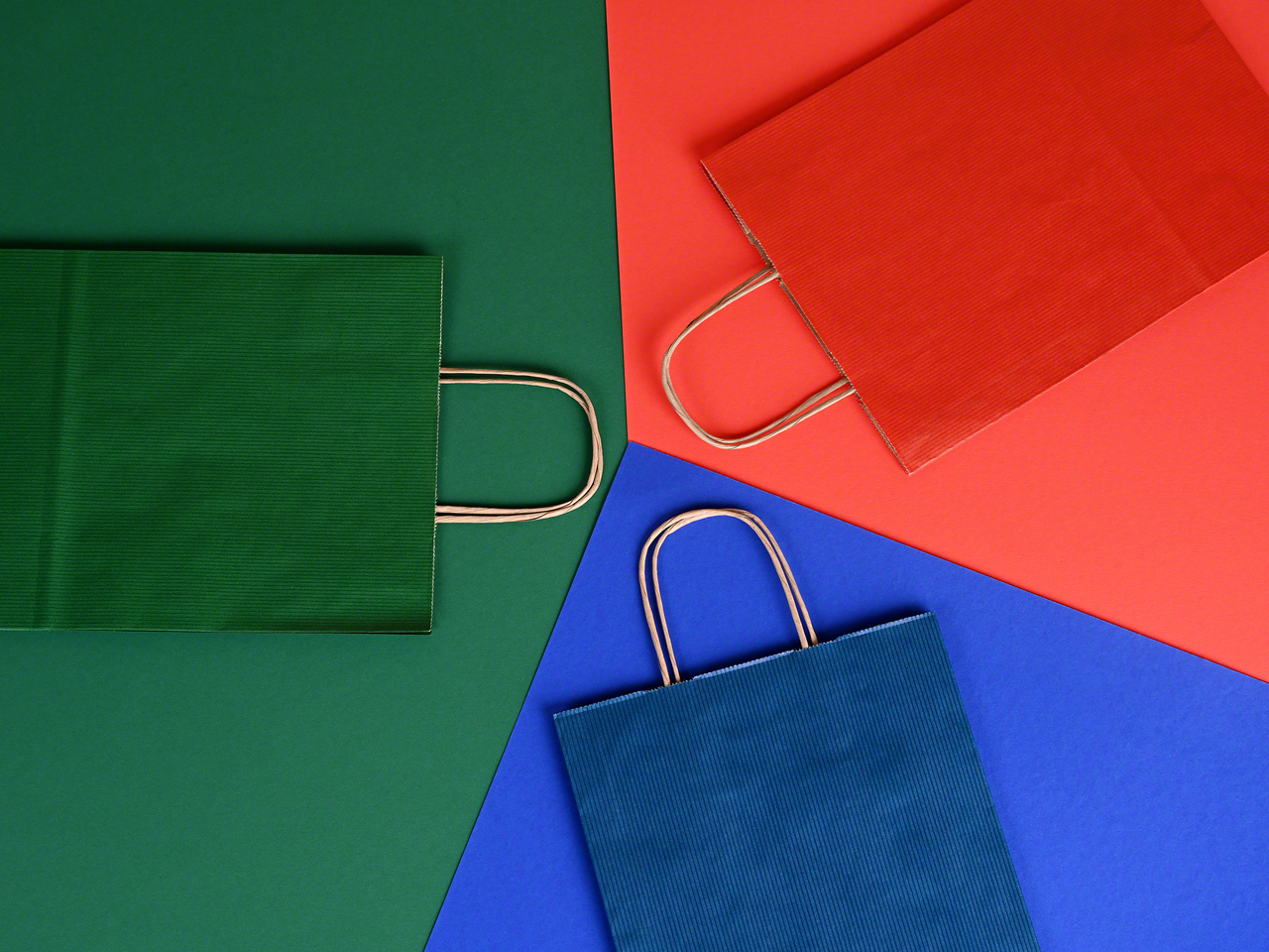 Papiertragetasche farbig mit braunen Papierkordeln