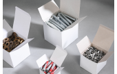 Die Verpackung wird flach angeliefert und spart dadurch Platz.