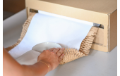 Einfach verpacken – Wabenpapier polstert zuverlässig, das integrierte Seidenpapier schützt empfindliche Oberflächen.