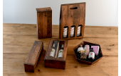 Geschenk-, Flaschen-Tragekartons und Geschenkkorb in identischem Vintage-Look