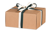 mit Geschenkbändern aus ressourcenschonendem Recyclingmaterial verzieren Sie den Karton ganz natürlich