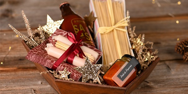 Dame verpackt Versandkarton