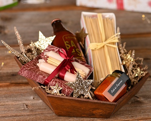 Dame verpackt Versandkarton