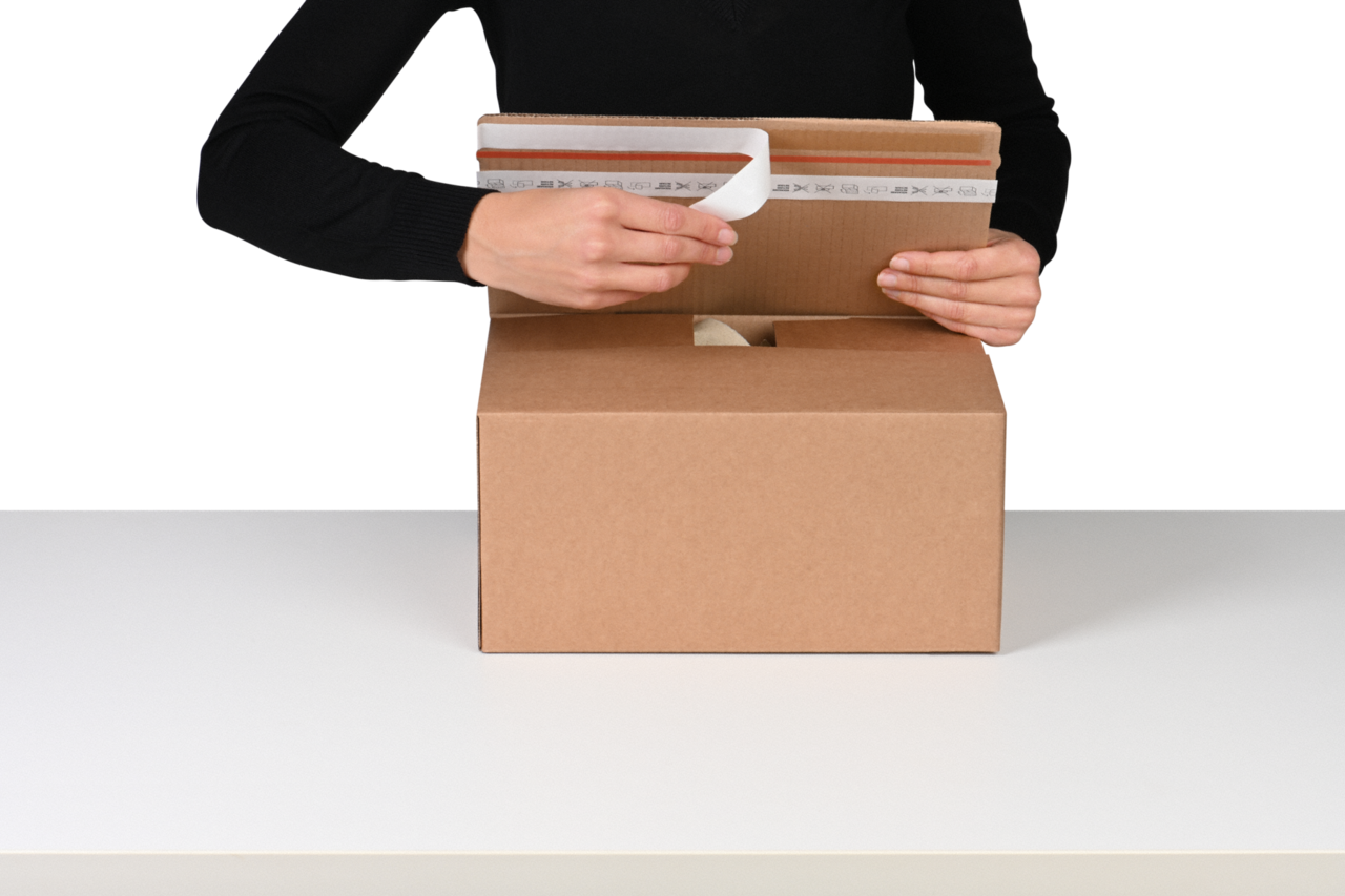 2. Ware einlegen, mit oberem Selbstklebestreifen verschliessen und versenden.