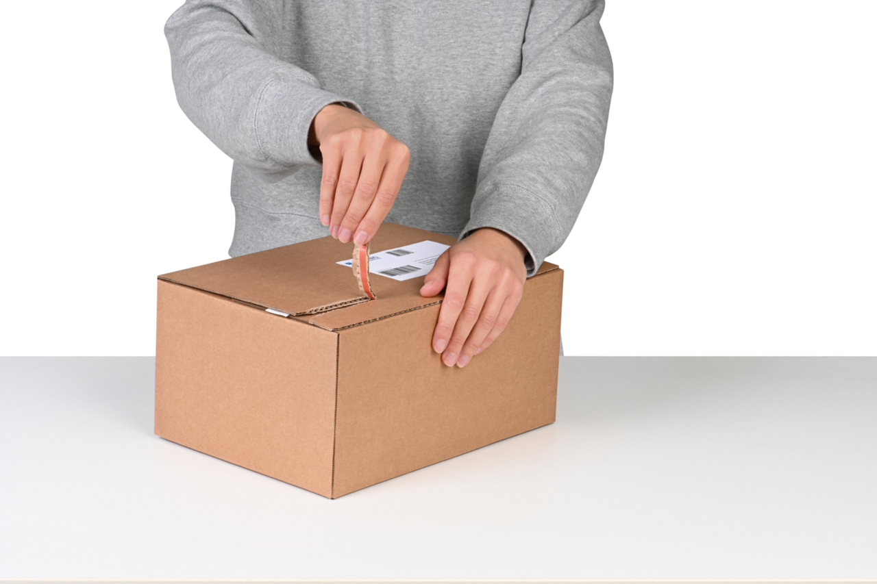 3. Empfänger öffnet das Paket einfach und schnell dank fadenverstärkter Aufreisshilfe.