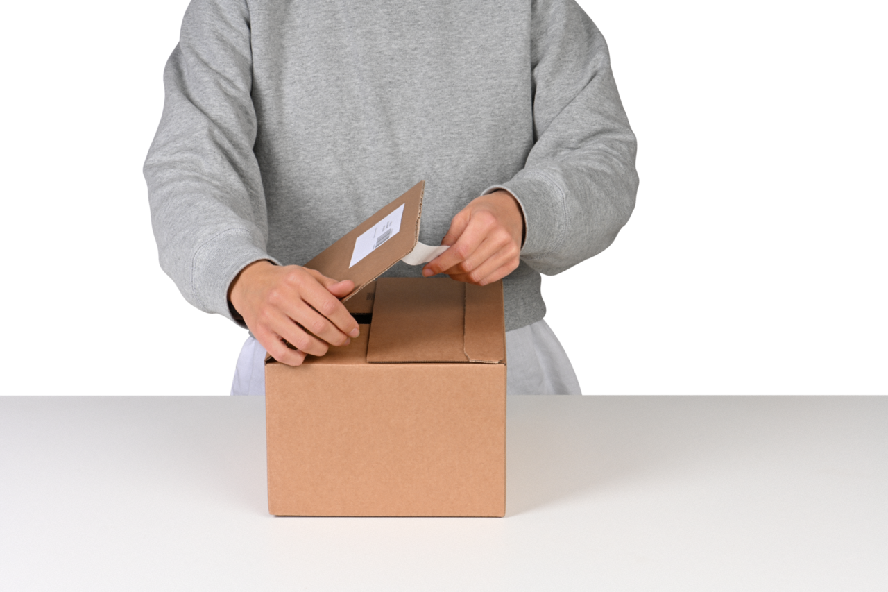 4. Im Falle einer Rücksendung wird die Box einfach mit dem zweiten Selbstklebestreifen verschlossen.