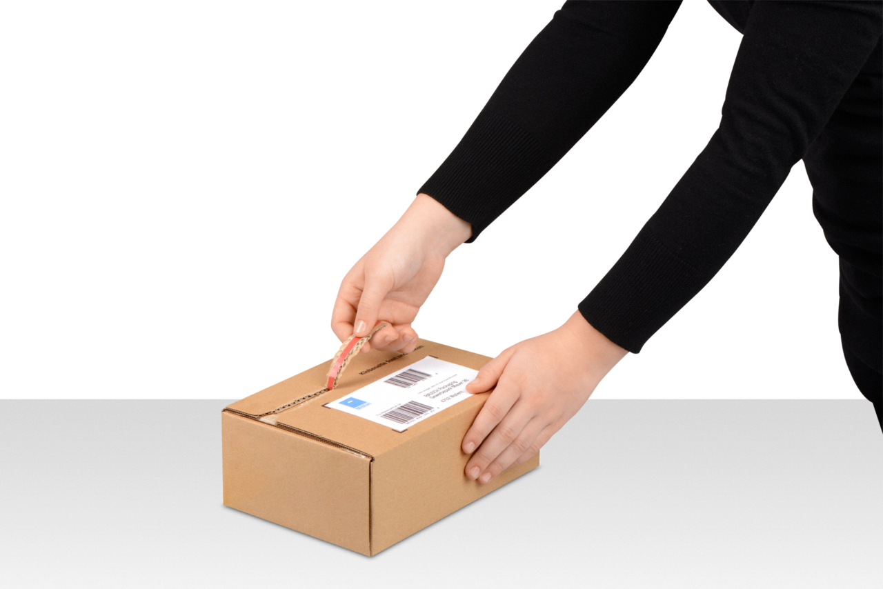 3. Empfänger öffnet das Paket einfach und schnell dank fadenverstärkter Aufreisshilfe.