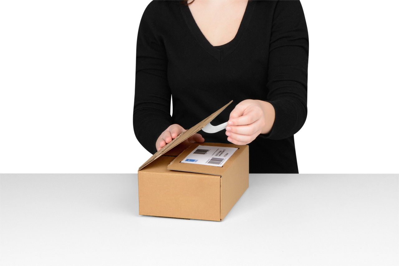 4. Im Falle einer Rücksendung wird die Box einfach mit dem zweiten Selbstklebestreifen verschlossen.