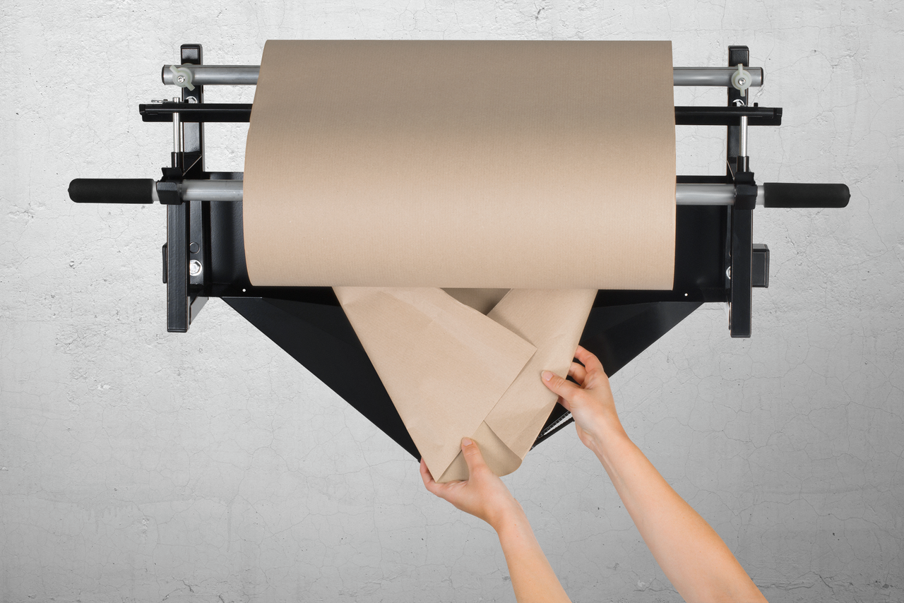 Einfache Handhabung: Papier falten und in den Abroller einlegen.