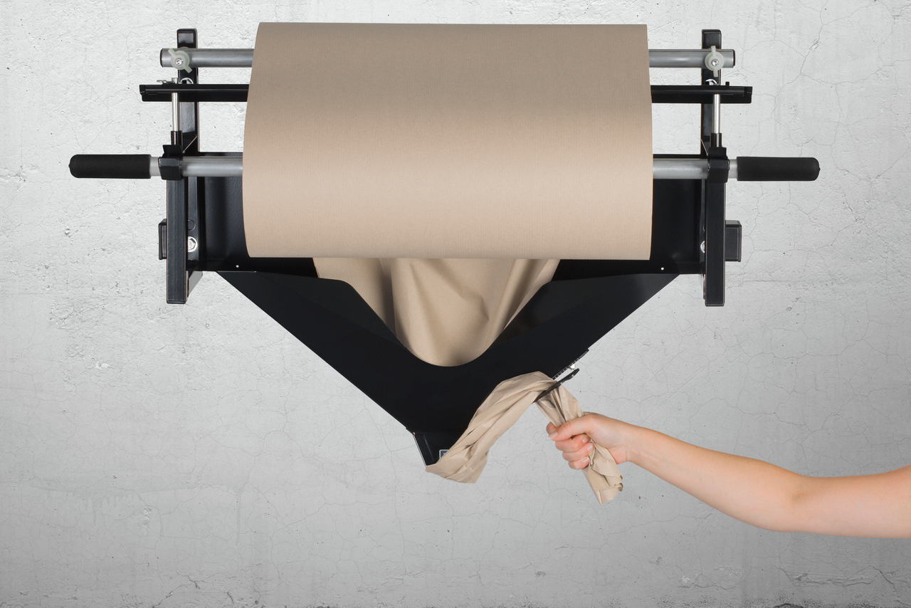 Mit der integrierten Abreissvorrichtung Papier auf die gewünschte Länge kürzen.