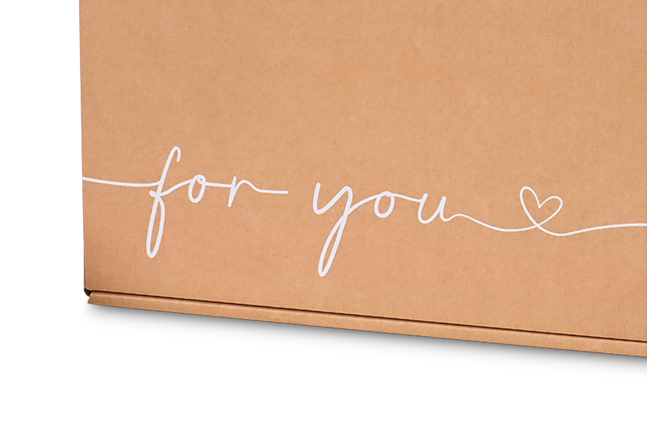 Natürlich brauner Karton, einfarbig mit dem Schriftzug «for you» bedruckt. 