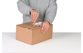 3. Empfänger öffnet das Paket einfach und schnell dank fadenverstärkter Aufreisshilfe.