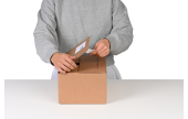 4. Im Falle einer Rücksendung wird die Box einfach mit dem zweiten Selbstklebestreifen verschlossen.