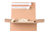 Zwei Selbstklebestreifen: Oberer für den Erstversand, unterer für Retouren, die in der Originalverpackung wieder gut ankommen.