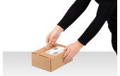 3. Empfänger öffnet das Paket einfach und schnell dank fadenverstärkter Aufreisshilfe.