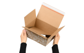 Blitzschnell aufgerichtet! Box seitlich zusammendrücken – Boden richtet sich selbstständig auf und ist fixiert.