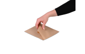 Durch das Umklappen einer Seitenhälfte nach innen entsteht eine praktische, befüllbare Tasche.