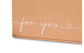 Natürlich brauner Karton, einfarbig mit dem Schriftzug «for you» bedruckt. 