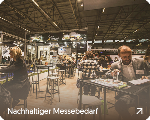 Menschen die an einem Messestand essen