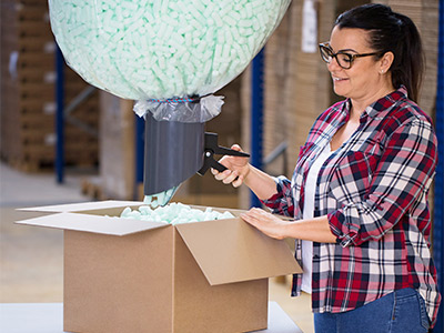Mehr zu umweltfreundlichem Füll- und Polstermaterial erfahren Nachhaltige Verpackungsflocken aus Spendersystem