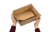 Für effiziente und sichere Abläufe: 1. Box seitlich zusammendrücken – Boden richtet sich selbstständig auf und ist fixiert.