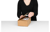 4. Im Falle einer Rücksendung wird die Box einfach mit dem zweiten Selbstklebestreifen verschlossen.