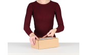 5. Empfänger der Retoure öffnet das Paket schnell und ohne Hilfsmittel einfach durch den zweiten Aufreißfaden