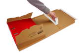 Ziehen Sie das Trennpapier ab und klappen Sie den Deckel auf die Seitenlaschen.