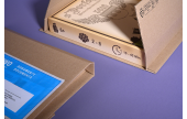  braune Buchverpackung mit umlaufendem Kantenschutz