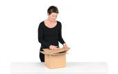 … Waren einfüllen und mit überstehender Klappe schließen.