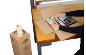 mobil am oder auf dem Packtisch einsetzbar – einfach Papier aus kernloser Rolle von innen herausziehen