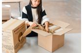 Spenderkarton mit Stopfmaterial ist mobil am oder auf dem Packtisch einsetzbar