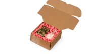 Herzförmige rosa Verpackungsflocken verleihen Ihren Geschenkpaketen eine liebevolle und besondere Note.