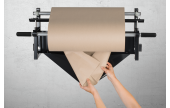 Einfache Handhabung: Papier falten und in den Abroller einlegen.