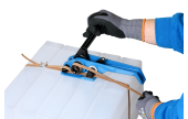 mit unseren Verschluss-Schnallen aus verzinktem Stahl und dem passenden, manuellen Bandspanner aus unserem Sortiment, umreifen Sie z. B. sensiblere Packstücke besonders schonend