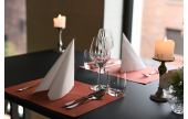elegante, weiße Servietten für einen schön gedeckten Tisch