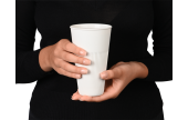 durch die Luftzirkulation zwischen den Rillen lässt sich der Kaffeebecher mit heißem Inhalt angenehm halten