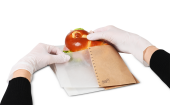 Im Handumdrehen verpackt! Sandwich auf das Snack-Blatt legen, …