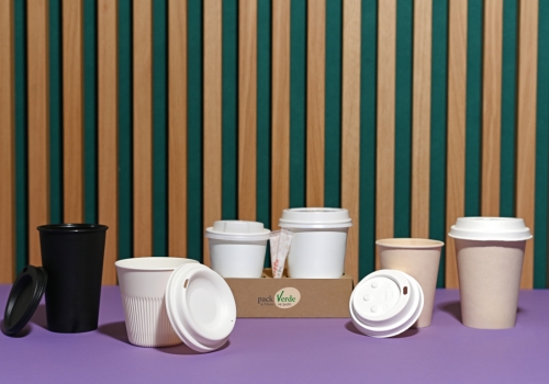 Zum Musterpaket «Frischekick für Kaffeebecher» verschiedene Kaffeebecher mit Deckel, Löffel & Tragehilfe